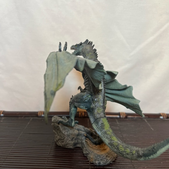 EUC McFarlane 2005 Dragon - Picture 10 of 16